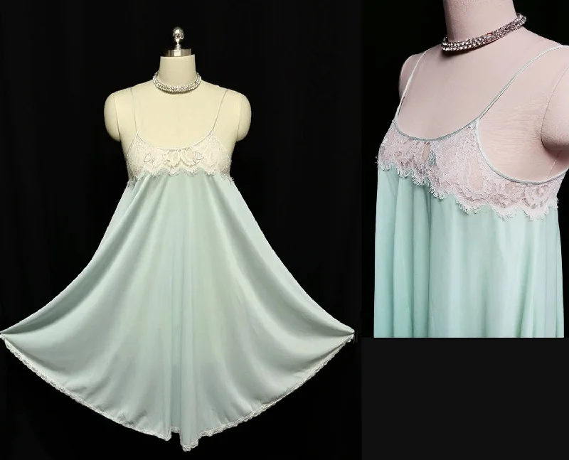 Super Deal *VINTAGE LUCIE ANN EYELASH LACE GRAND SWEEP NIGHTGOWN IN AQUA WITH SATIN TULIP APPLIQUES Super Deal *VINTAGE LUCIE ANN EYELASH LACE GRAND SWEEP NIGHTGOWN IN AQUA WITH SATIN TULIP APPLIQUES
